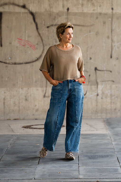Lockeres Netzshirt “COCO” camel (GW33)/ Ballon Jeans “PIA” – dirty cool blue (ER69)