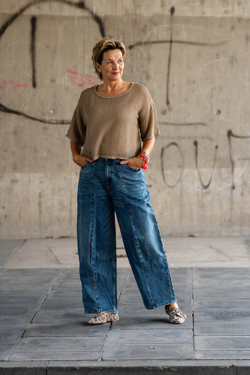 Lockeres Netzshirt “COCO” camel (GW33)/ Ballon Jeans “PIA” – dirty cool blue (ER69)