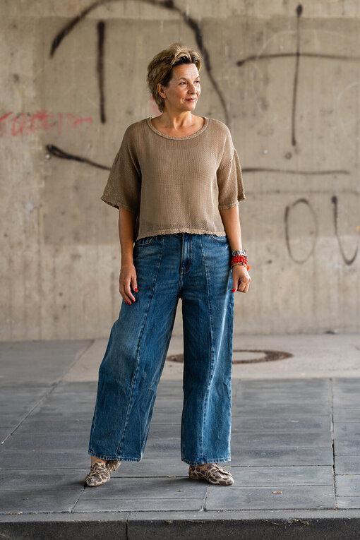 Lockeres Netzshirt “COCO” camel (GW33)/ Ballon Jeans “PIA” – dirty cool blue (ER69)
