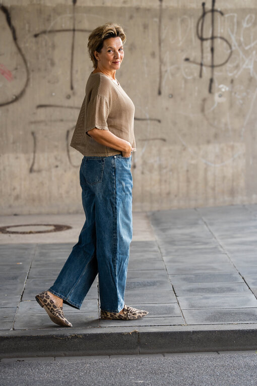 Lockeres Netzshirt “COCO” camel (GW33)/ Ballon Jeans “PIA” – dirty cool blue (ER69)