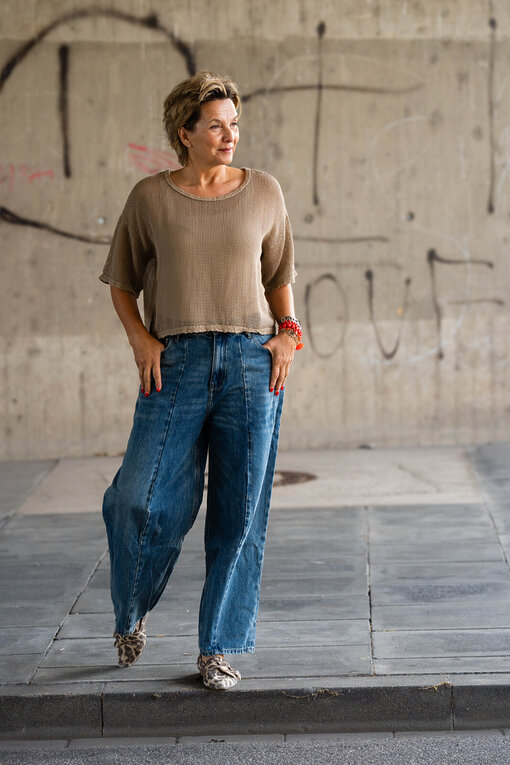 Lockeres Netzshirt “COCO” camel (GW33)/ Ballon Jeans “PIA” – dirty cool blue (ER69)