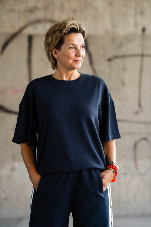 Kurzarm Sweater “MICHELLE” dark navy (10D25)/Lässige Joggerhose “ZARIA” dark navy (10D11)