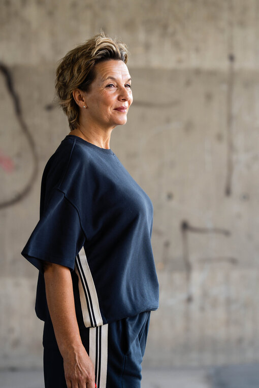 Kurzarm Sweater “MICHELLE” dark navy (10D25)/Lässige Joggerhose “ZARIA” dark navy (10D11)