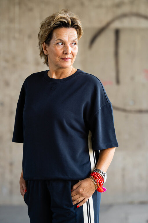 Kurzarm Sweater “MICHELLE” dark navy (10D25)/Lässige Joggerhose “ZARIA” dark navy (10D11)