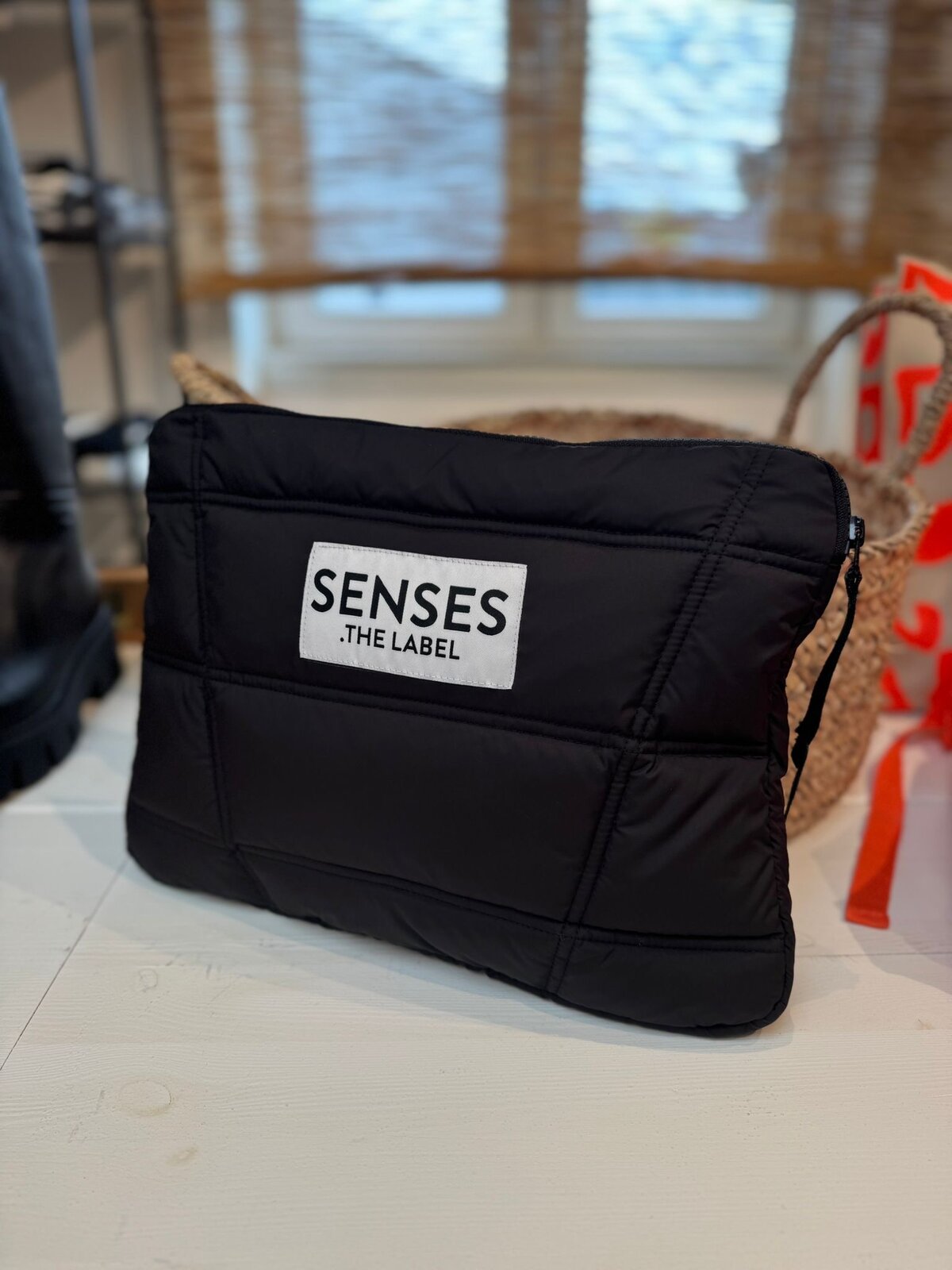 Puffer Tablet Case “AMAL” black (SE46)