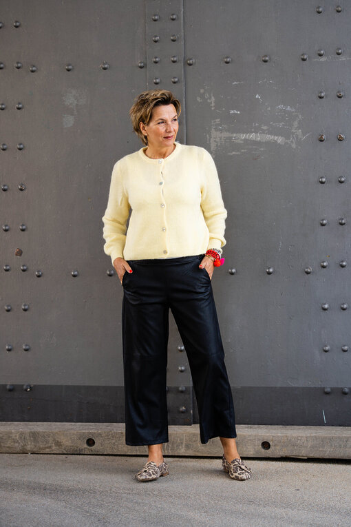 Kuschelige Strickjacke “NELE” pastellgelb (GW214) / Lederimitat Culotte Hose “CONNY” schwarz (H48)