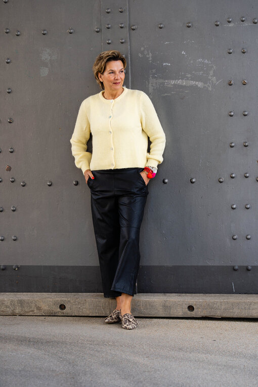 Kuschelige Strickjacke “NELE” pastellgelb (GW214) / Lederimitat Culotte Hose “CONNY” schwarz (H48)