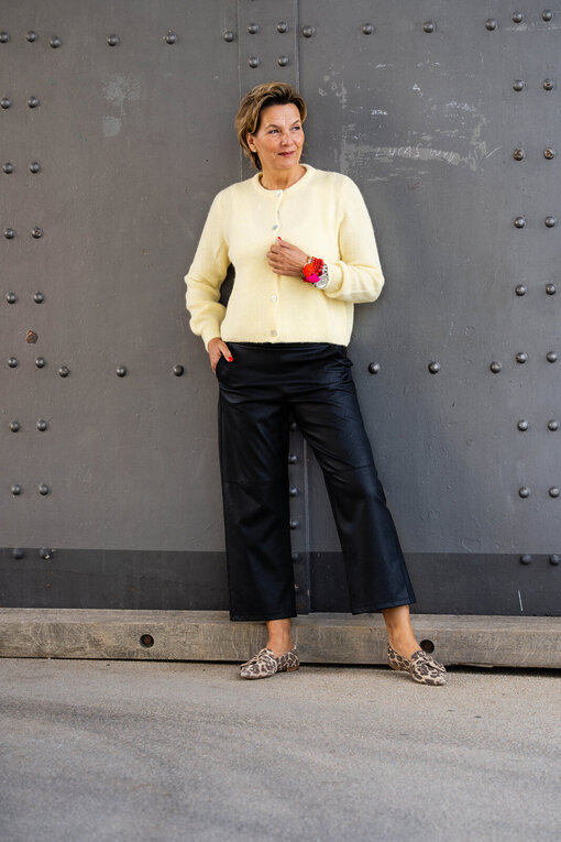 Kuschelige Strickjacke “NELE” pastellgelb (GW214) / Lederimitat Culotte Hose “CONNY” schwarz (H48)