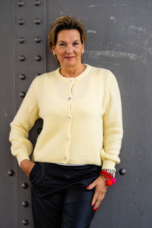 Kuschelige Strickjacke “NELE” pastellgelb (GW214)