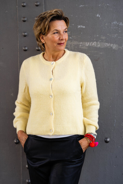 Kuschelige Strickjacke “NELE” pastellgelb (GW214)