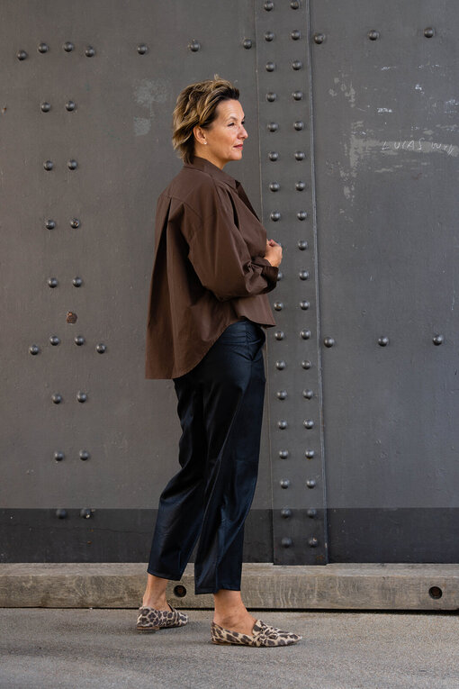 Lederimitat Culotte Hose “CONNY” (H48)/ Lockere Bluse mit Seide schokobraun “SIERRA” (HB04)