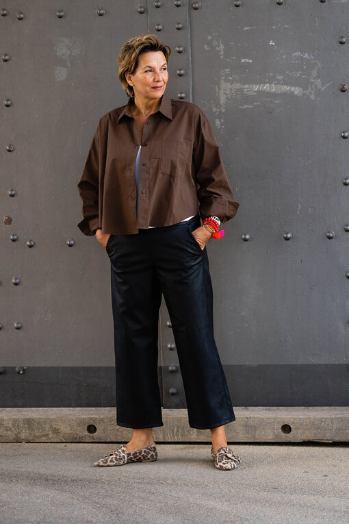 Lederimitat Culotte Hose “CONNY” (H48)/ Lockere Bluse mit Seide schokobraun “SIERRA” (HB04)