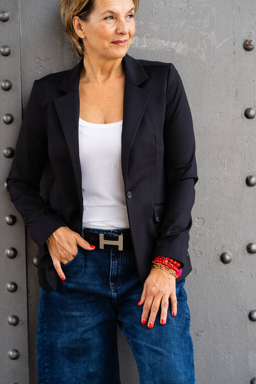 Hochwertiger Blazer “LAURA NOOS” black (ER35) / Trendige Ballon-Jeans “TERRY” dark blue (H18) /  Ledergürtel ohne Schließe (UJ01)/ Gürtelschließen (UJ02)