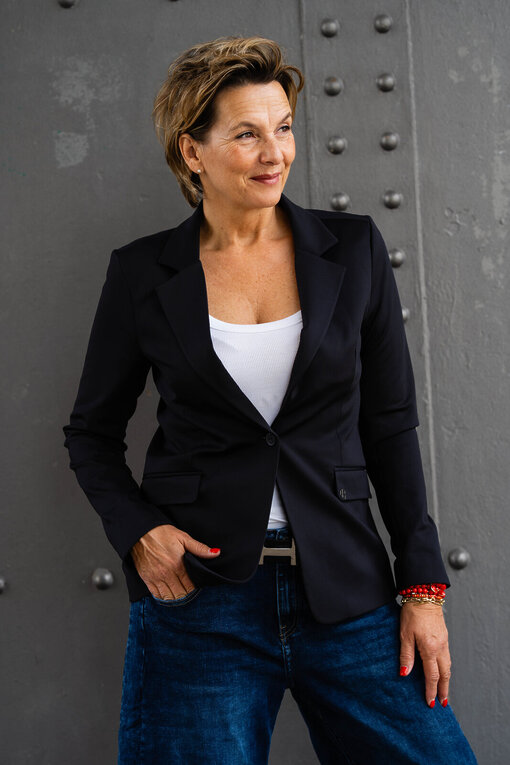 Hochwertiger Blazer “LAURA NOOS” black (ER35) / Trendige Ballon-Jeans “TERRY” dark blue (H18) /  Ledergürtel ohne Schließe (UJ01)/ Gürtelschließen (UJ02)