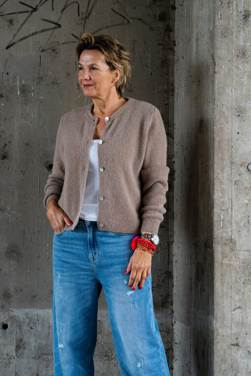 Kuschelige Strickjacke “NELE” taupe (GW214)/ Jeans “KALEA” – middle blue (ER16)