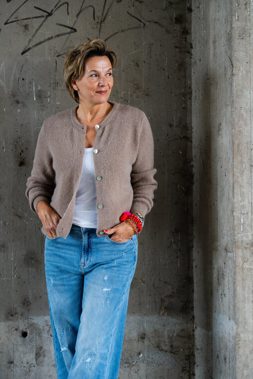 Kuschelige Strickjacke “NELE” taupe (GW214)/ Jeans “KALEA” – middle blue (ER16)