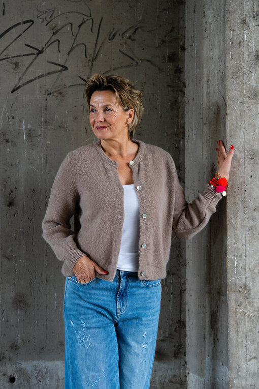Kuschelige Strickjacke “NELE” taupe (GW214)/ Jeans “KALEA” – middle blue (ER16)