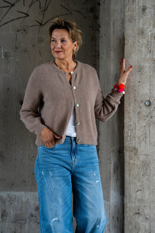 Kuschelige Strickjacke “NELE” taupe (GW214)/ Jeans “KALEA” – middle blue (ER16)