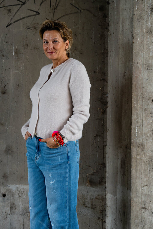 Kuschelige Strickjacke “NELE” beige (GW214)/Kuschelige Strickjacke “NELE” taupe (GW214)/ Jeans “KALEA” – middle blue (ER16)