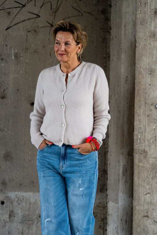 Kuschelige Strickjacke “NELE” beige (GW214)/Kuschelige Strickjacke “NELE” taupe (GW214)/ Jeans “KALEA” – middle blue (ER16)