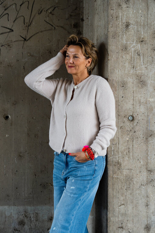 Kuschelige Strickjacke “NELE” beige (GW214)/Kuschelige Strickjacke “NELE” taupe (GW214)/ Jeans “KALEA” – middle blue (ER16)