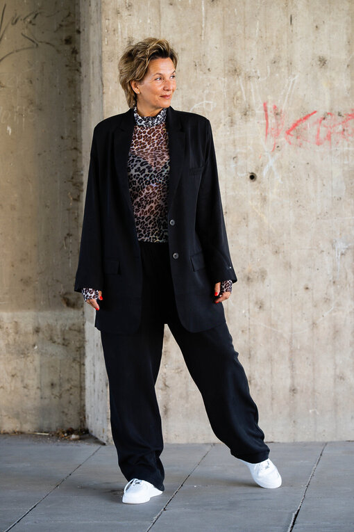 Relaxed Fit Flowy Hose “ANAYA” (10D06) / Long Blazer “AMELIE” (10D05) / Mesh Longsleeve Leo “CHIARA” (10D30)