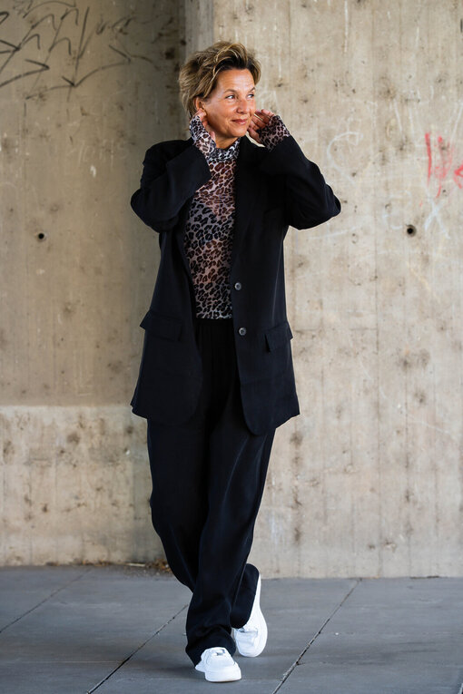 Relaxed Fit Flowy Hose “ANAYA” (10D06) / Long Blazer “AMELIE” (10D05) / Mesh Longsleeve Leo “CHIARA” (10D30)