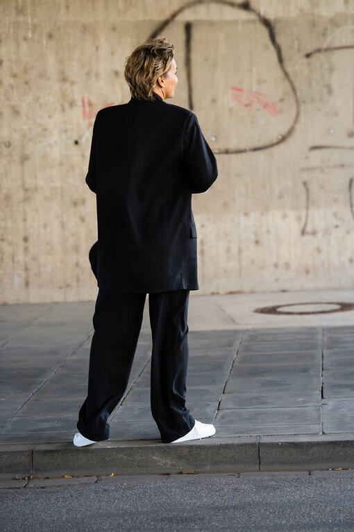 Relaxed Fit Flowy Hose “ANAYA” (10D06) / Long Blazer “AMELIE” (10D05) / Mesh Longsleeve Leo “CHIARA” (10D30)