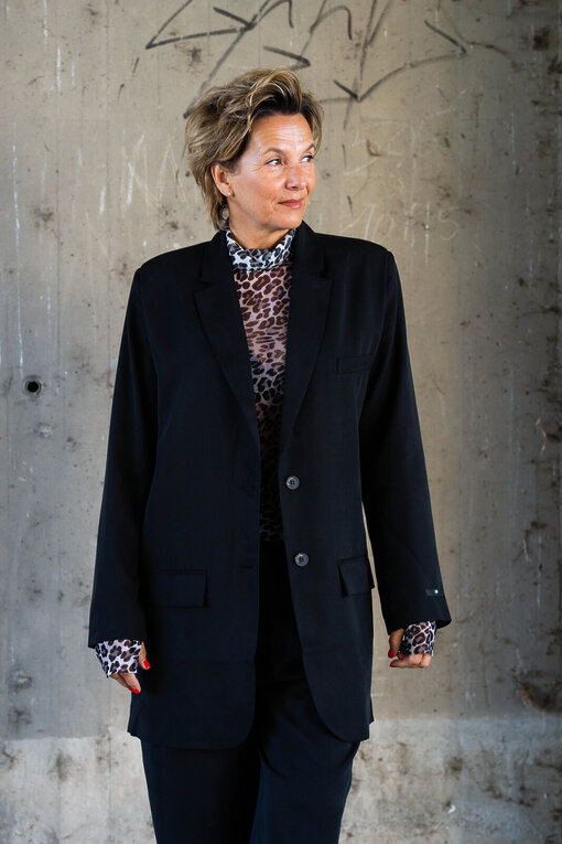 Relaxed Fit Flowy Hose “ANAYA” (10D06) / Long Blazer “AMELIE” (10D05) / Mesh Longsleeve Leo “CHIARA” (10D30)