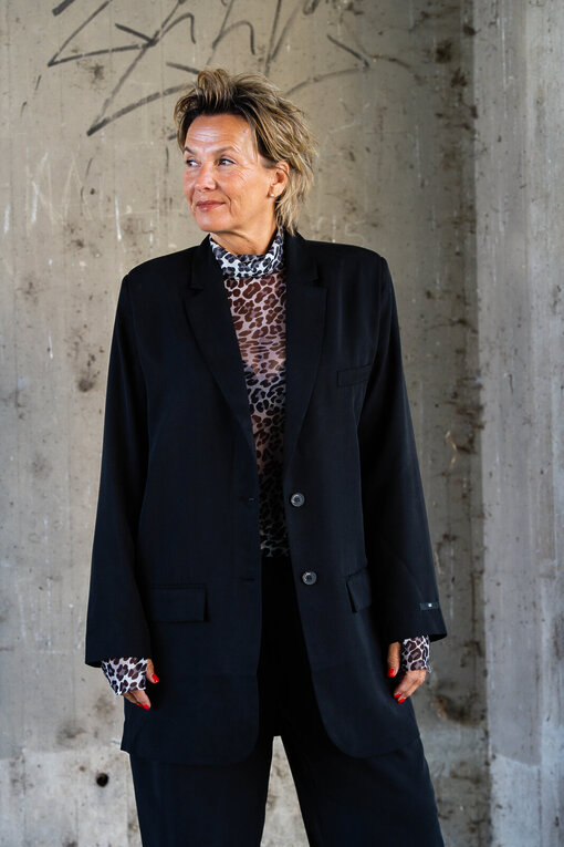 Relaxed Fit Flowy Hose “ANAYA” (10D06) / Long Blazer “AMELIE” (10D05) / Mesh Longsleeve Leo “CHIARA” (10D30)