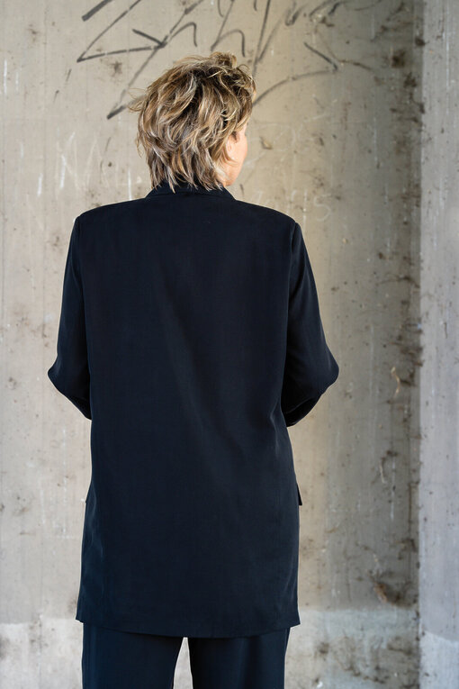 Relaxed Fit Flowy Hose “ANAYA” (10D06) / Long Blazer “AMELIE” (10D05) / Mesh Longsleeve Leo “CHIARA” (10D30)