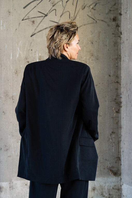 Relaxed Fit Flowy Hose “ANAYA” (10D06) / Long Blazer “AMELIE” (10D05) / Mesh Longsleeve Leo “CHIARA” (10D30)