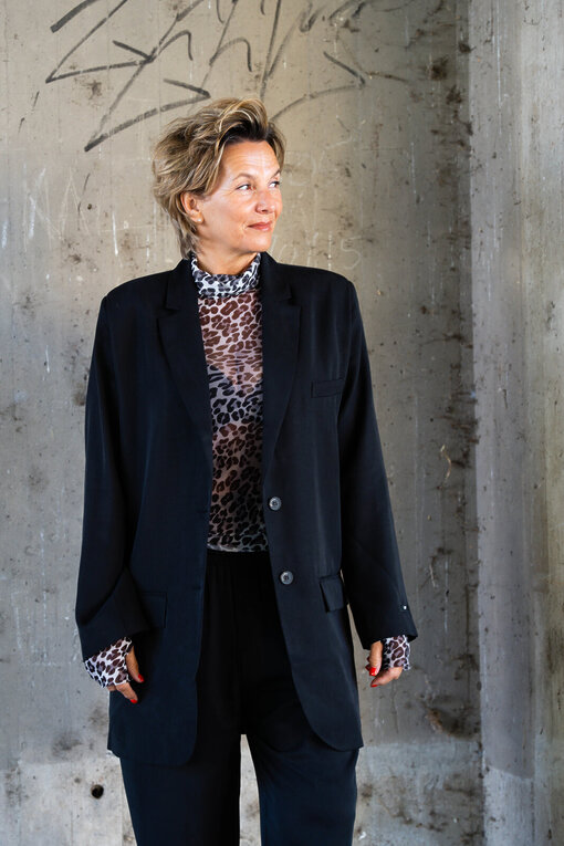 Relaxed Fit Flowy Hose “ANAYA” (10D06) / Long Blazer “AMELIE” (10D05) / Mesh Longsleeve Leo “CHIARA” (10D30)