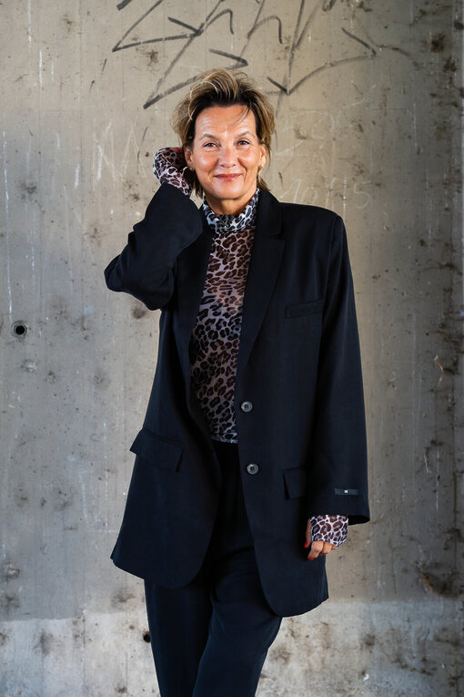 Relaxed Fit Flowy Hose “ANAYA” (10D06) / Long Blazer “AMELIE” (10D05) / Mesh Longsleeve Leo “CHIARA” (10D30)