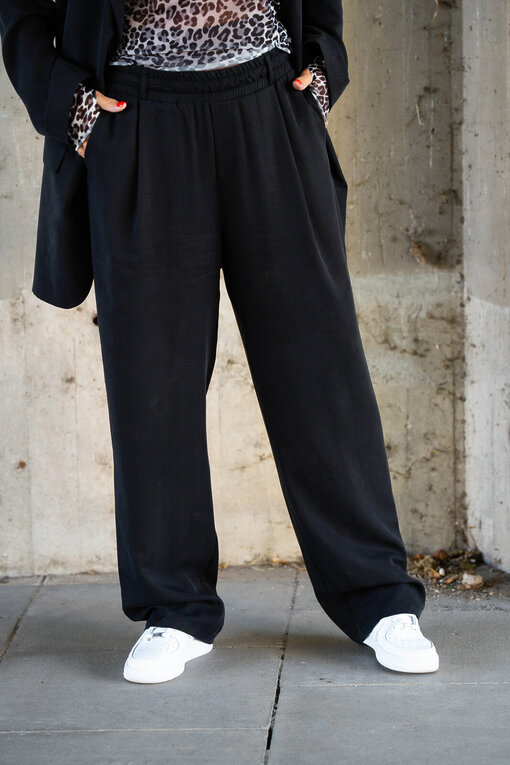 Relaxed Fit Flowy Hose “ANAYA” (10D06) / Long Blazer “AMELIE” (10D05) / Mesh Longsleeve Leo “CHIARA” (10D30)