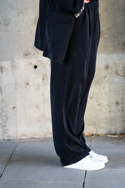 Relaxed Fit Flowy Hose “ANAYA” (10D06) / Long Blazer “AMELIE” (10D05) / Mesh Longsleeve Leo “CHIARA” (10D30)