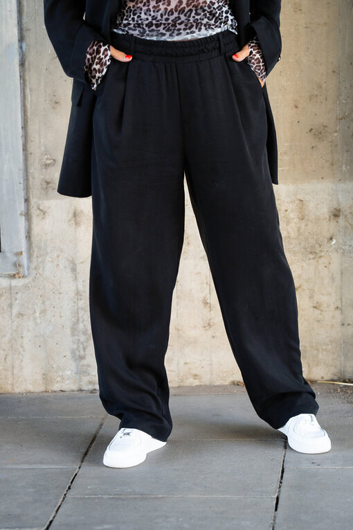 Relaxed Fit Flowy Hose “ANAYA” (10D06) / Long Blazer “AMELIE” (10D05) / Mesh Longsleeve Leo “CHIARA” (10D30)
