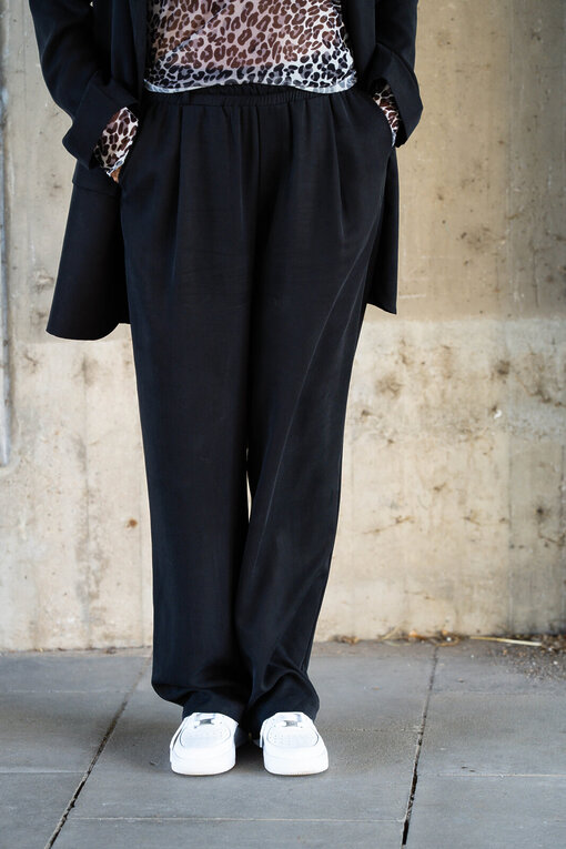 Relaxed Fit Flowy Hose “ANAYA” (10D06) / Long Blazer “AMELIE” (10D05) / Mesh Longsleeve Leo “CHIARA” (10D30)