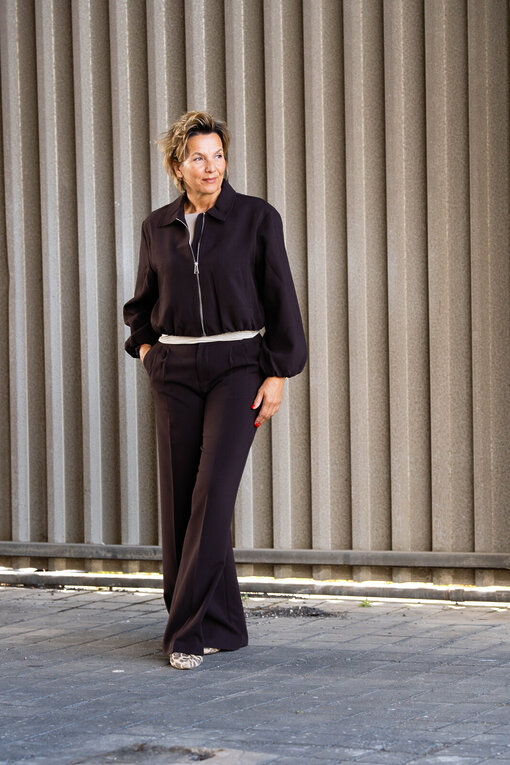 Lässige Kurzjacke “BEVERLY” schokobraun (GW96) / Wide-Leg Pants “SERAPHINA” schokobraun (H10)