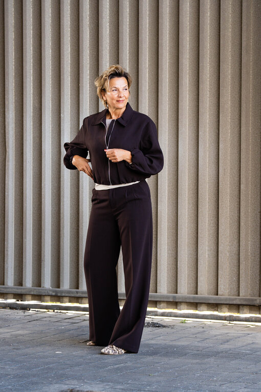Lässige Kurzjacke “BEVERLY” schokobraun (GW96) / Wide-Leg Pants “SERAPHINA” schokobraun (H10)