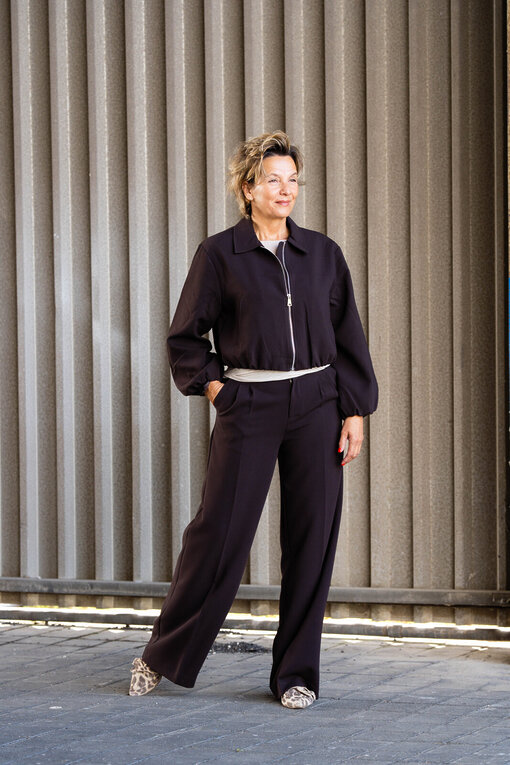 Lässige Kurzjacke “BEVERLY” schokobraun (GW96) / Wide-Leg Pants “SERAPHINA” schokobraun (H10)