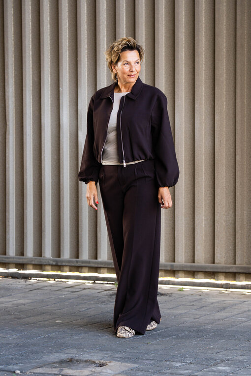 Lässige Kurzjacke “BEVERLY” schokobraun (GW96) / Wide-Leg Pants “SERAPHINA” schokobraun (H10)