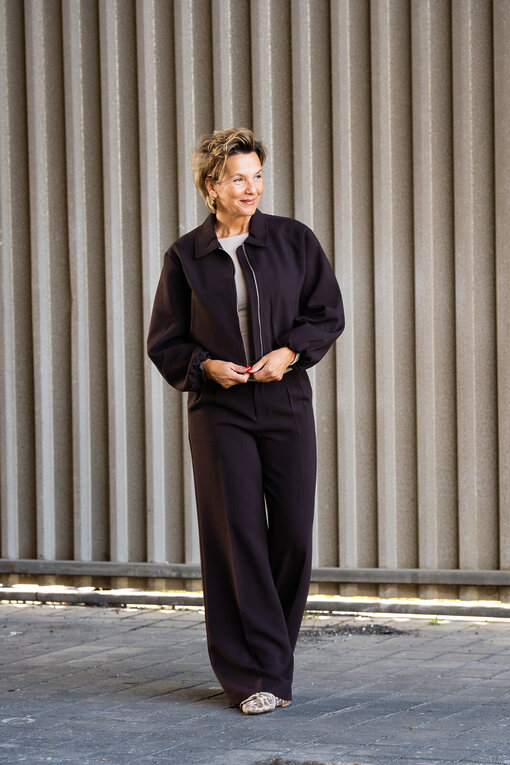 Lässige Kurzjacke “BEVERLY” schokobraun (GW96) / Wide-Leg Pants “SERAPHINA” schokobraun (H10)