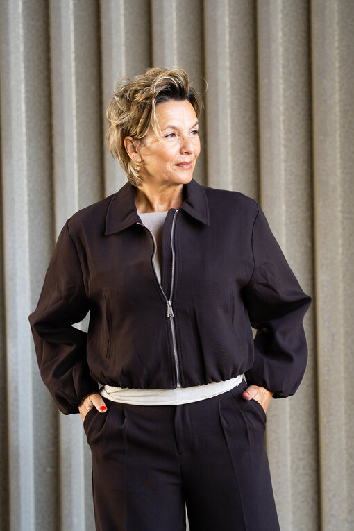 Lässige Kurzjacke “BEVERLY” schokobraun (GW96) / Wide-Leg Pants “SERAPHINA” schokobraun (H10)