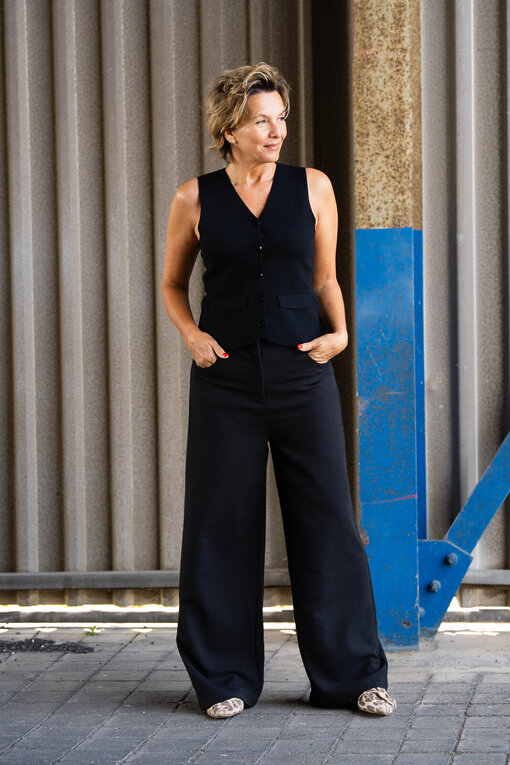 Feinstrickweste “MARGARETE” schwarz (GW20) / High Wais Pants “GWEN” black (ER52)