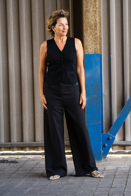 Feinstrickweste “MARGARETE” schwarz (GW20) / High Wais Pants “GWEN” black (ER52)