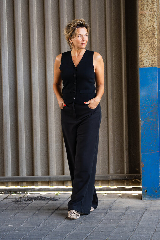Feinstrickweste “MARGARETE” schwarz (GW20) / High Wais Pants “GWEN” black (ER52)