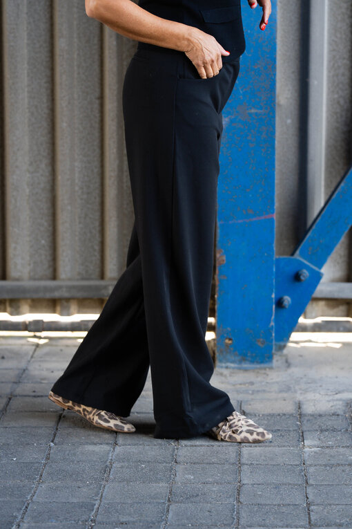 Feinstrickweste “MARGARETE” schwarz (GW20) / High Wais Pants “GWEN” black (ER52)
