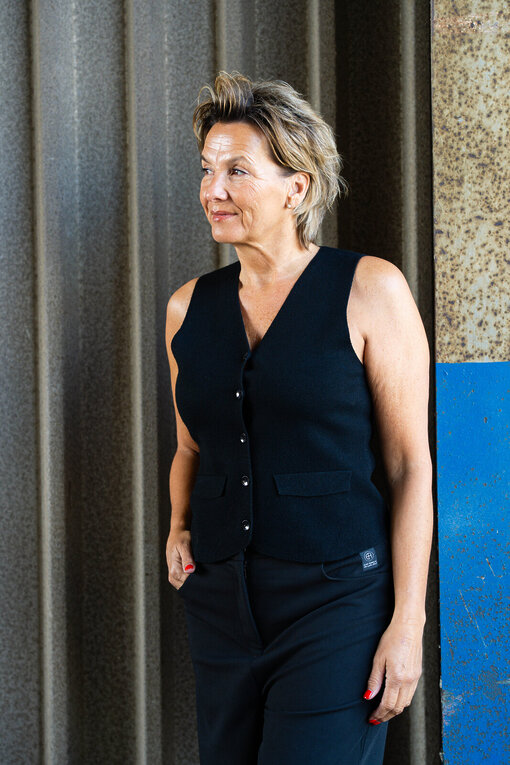 Feinstrickweste “MARGARETE” schwarz (GW20) / High Wais Pants “GWEN” black (ER52)