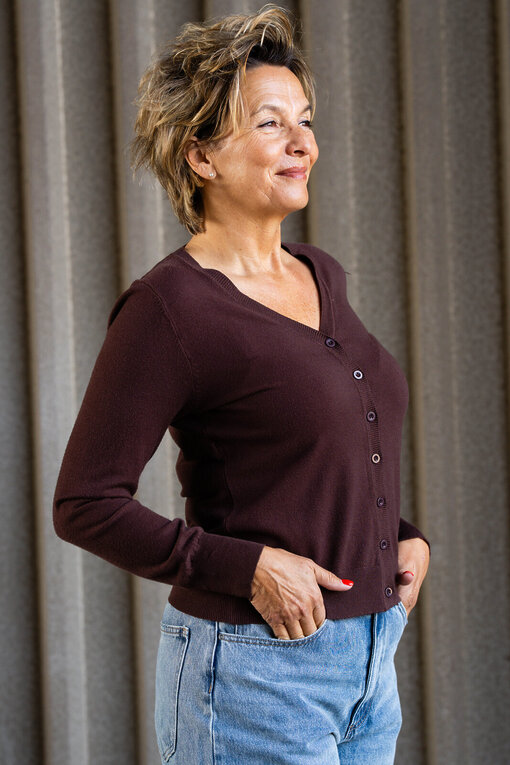 Feiner Cardigan “FIONA” schokobraun (GW61) / Weite Jeans “ALika” light blue (H41)